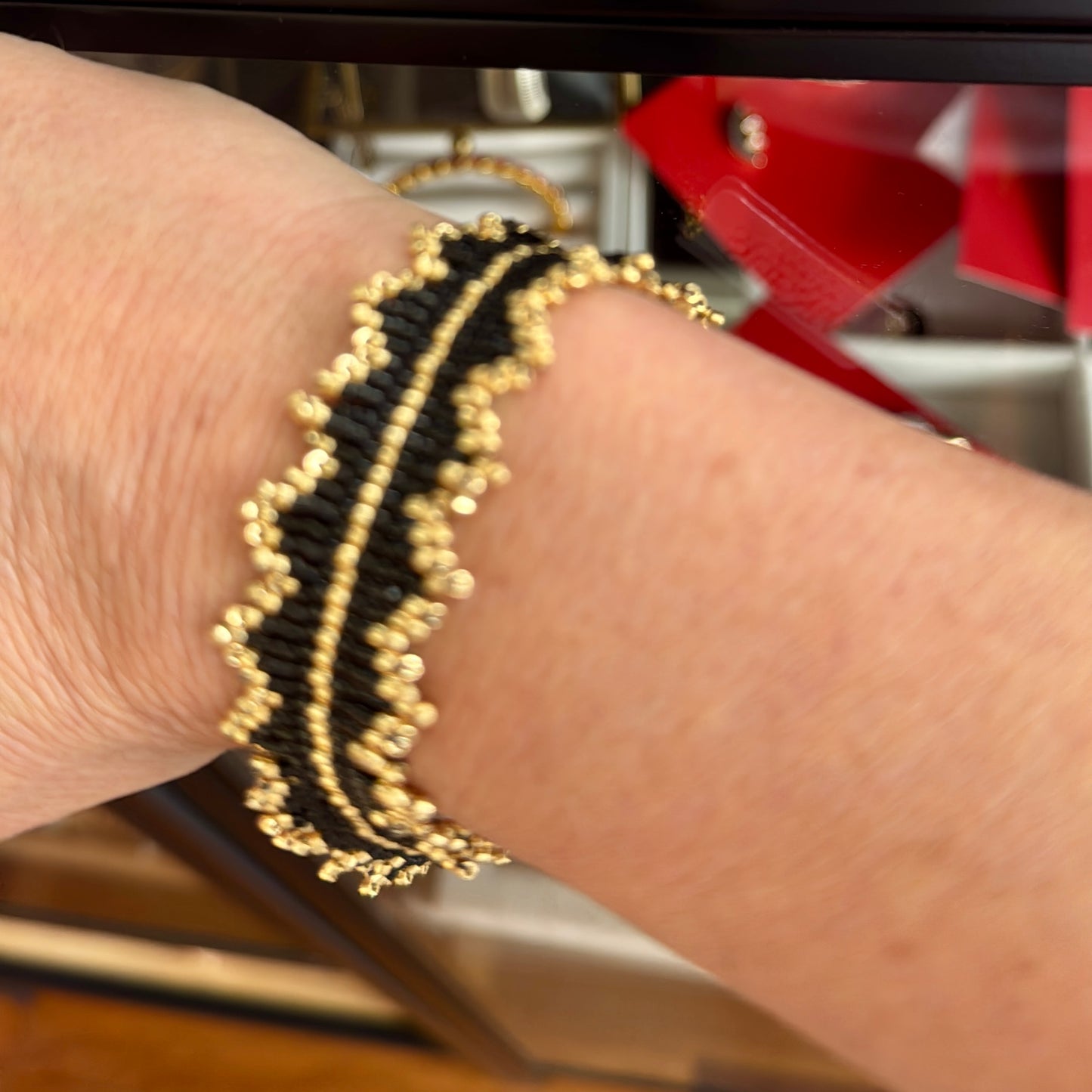 Pulsera Miyuki Black Gold– Hecha a mano, baño de oro