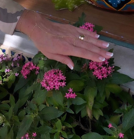 Pulsera de mano dorada – detalle