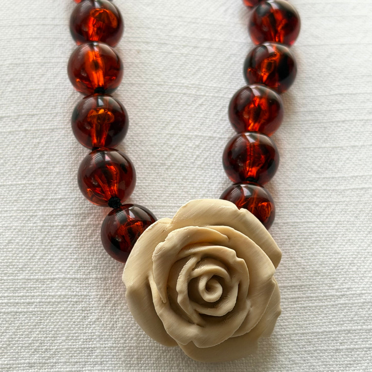 Collar Camelia Tartaruga Resina Italiana