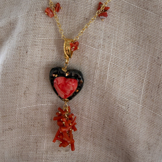 Collar Cuore Nero – Hecho en Italia con Coral Rojo Natural, Cerámica Artesanal, Perla Barroca y Cadena Baño de Oro