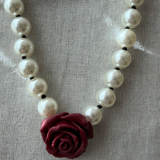 Collar Camelia Burgundy Perla Resina