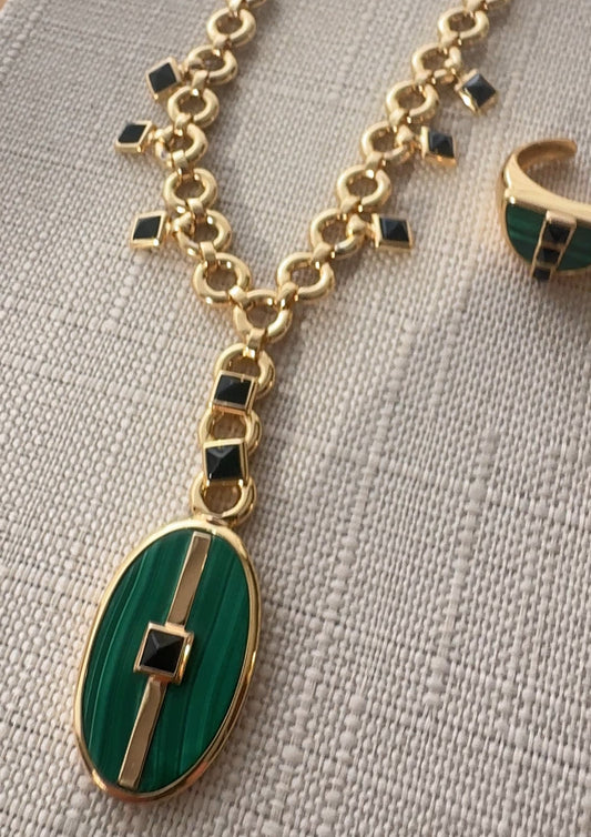 Inspire Pixie Necklace – Collar Dorado Semilujo con Malaquita