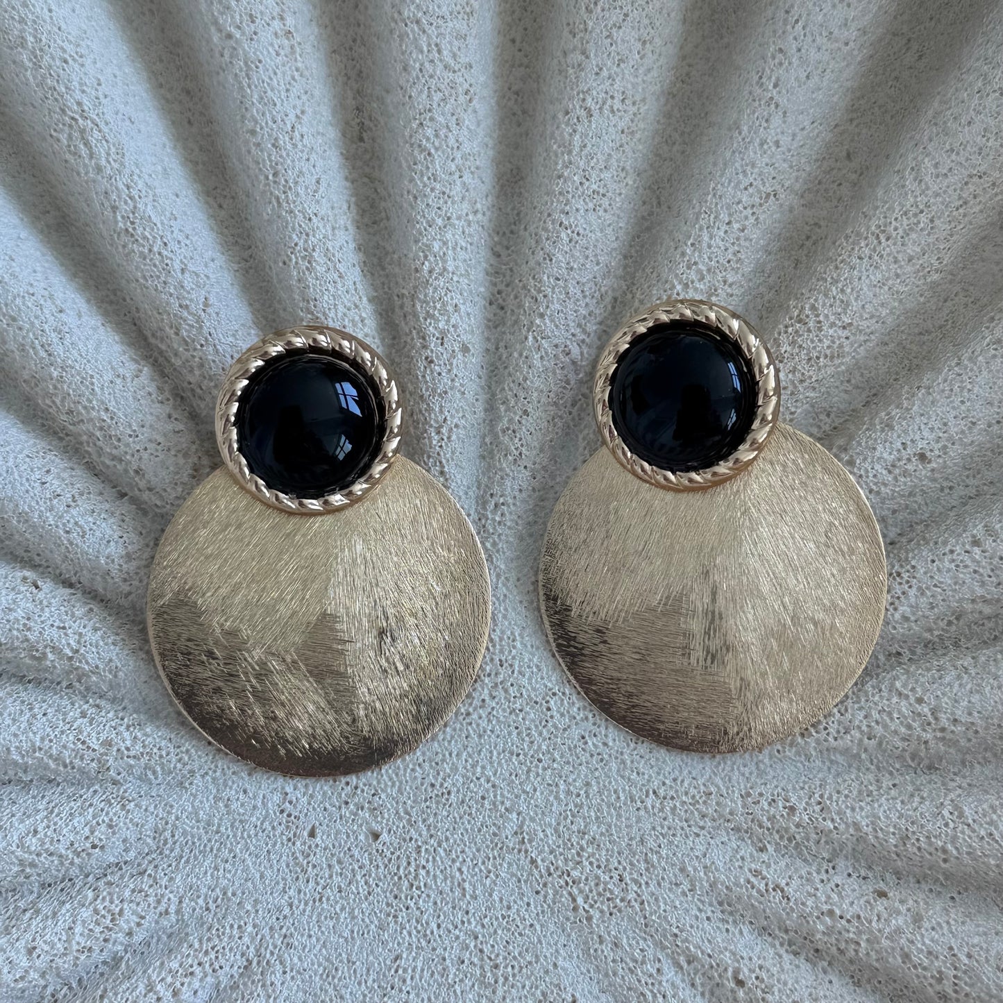 Aros Laura Negro Baño de Oro 18K y Resina Negra