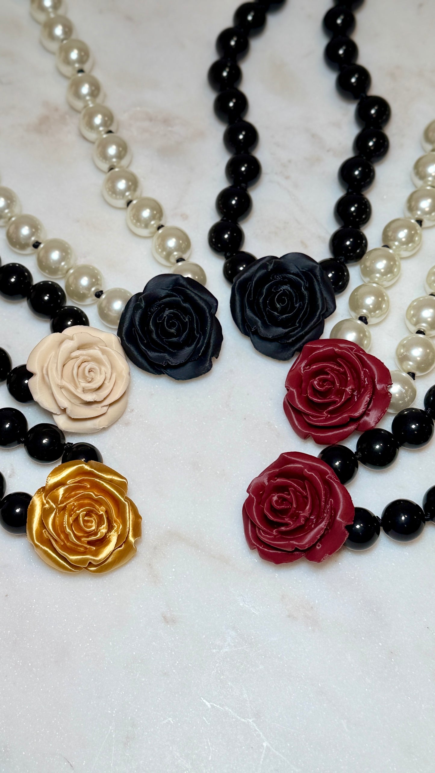 Collar Camelia Burgundy Perla Resina