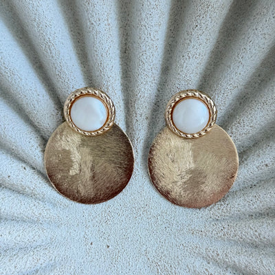 Aros Laura blanco baño de oro 18K y resina blanca – Trovare Chile