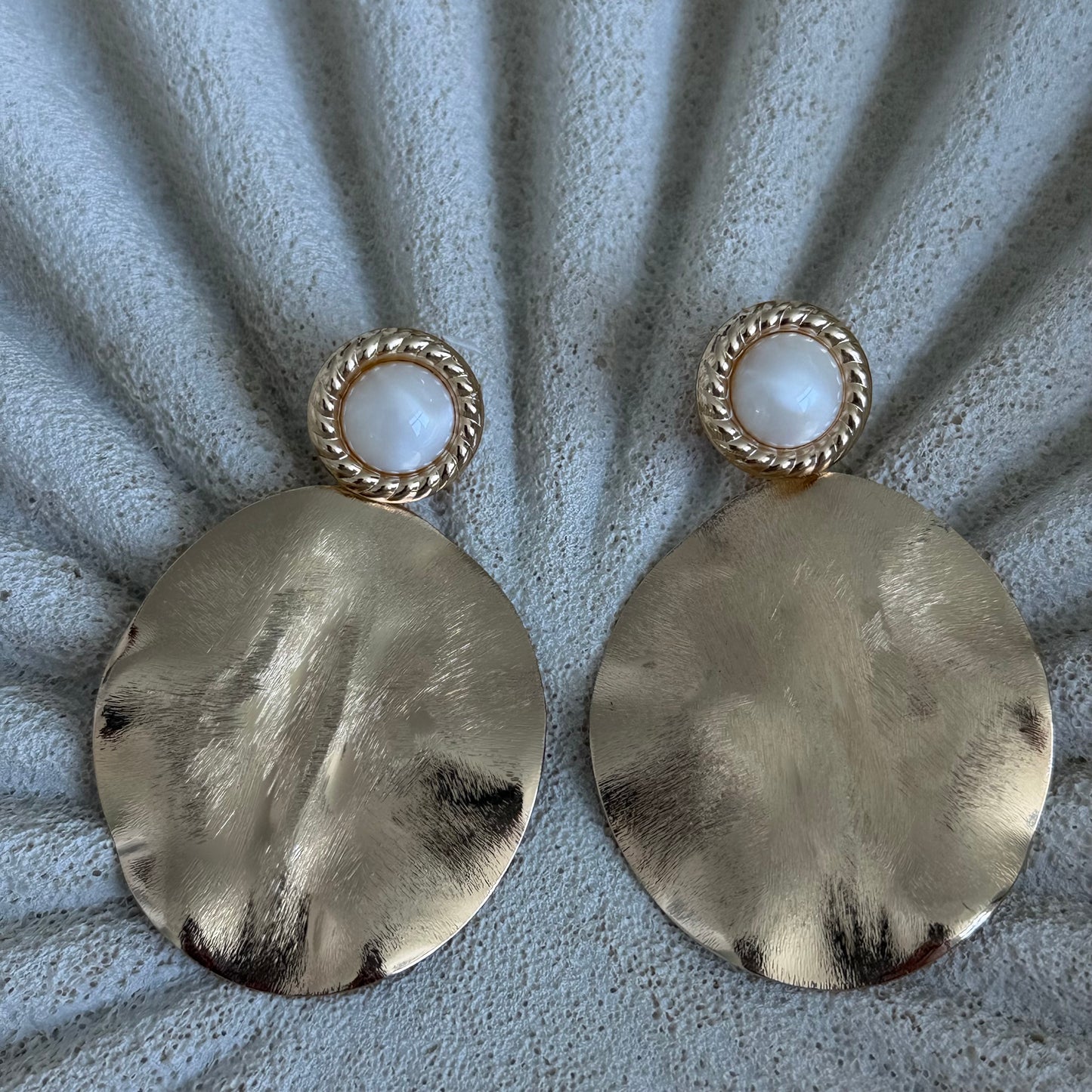 Aros Aimee Baño de Oro 18K con Resina Blanca