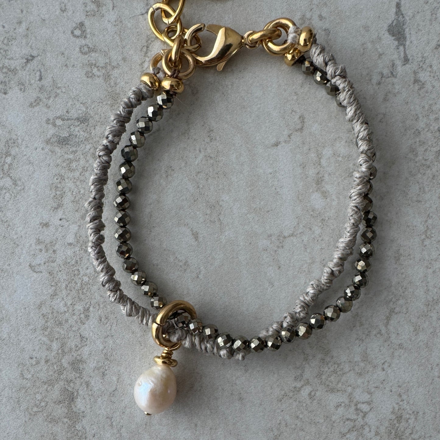 Pulsera Lino Perla y Pirita 24k