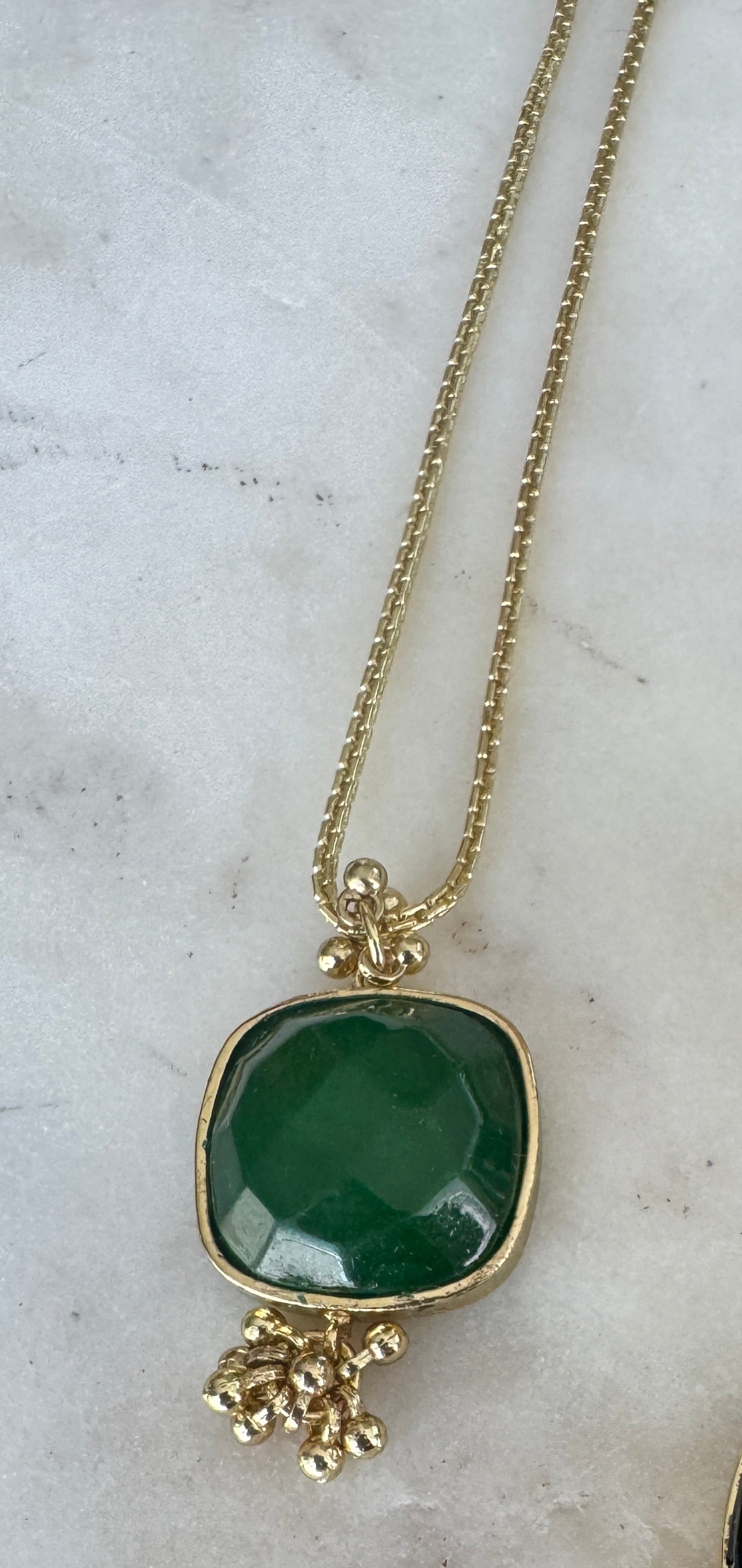 Collar Nia Pendiente Largo Verde - Collar artesanal con piedra semipreciosa verde y acabado dorado