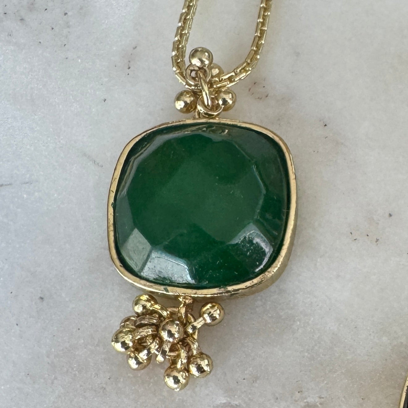 Collar Nia Pendiente Largo Verde - Collar artesanal con piedra semipreciosa verde y acabado dorado