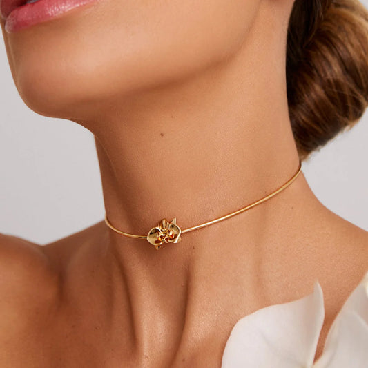 Modelo usando choker Orquídea XS bañado en oro 18k – Anna Prata Chile