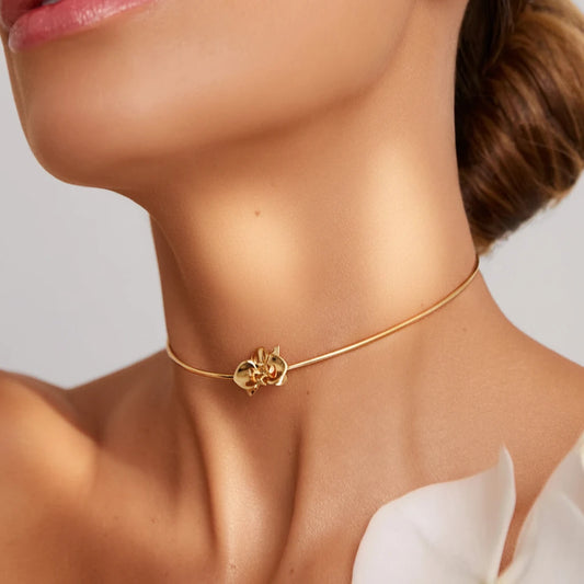 Modelo usando choker Orquídea XS bañado en oro 18k – Anna Prata Chile