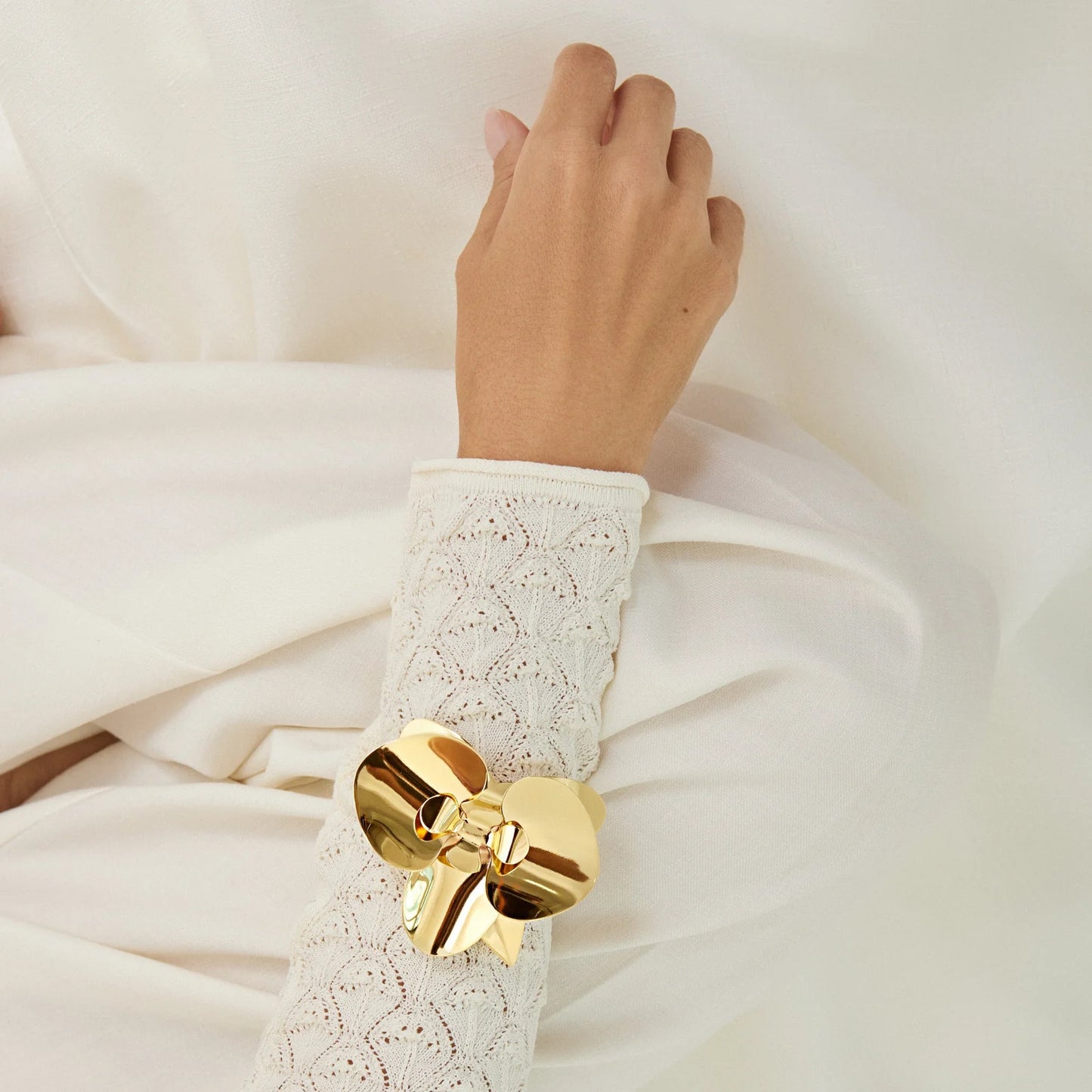 Modelo usando brazalete Orquídea en baño de oro de 18k - Anna Prata / Trovare Chile