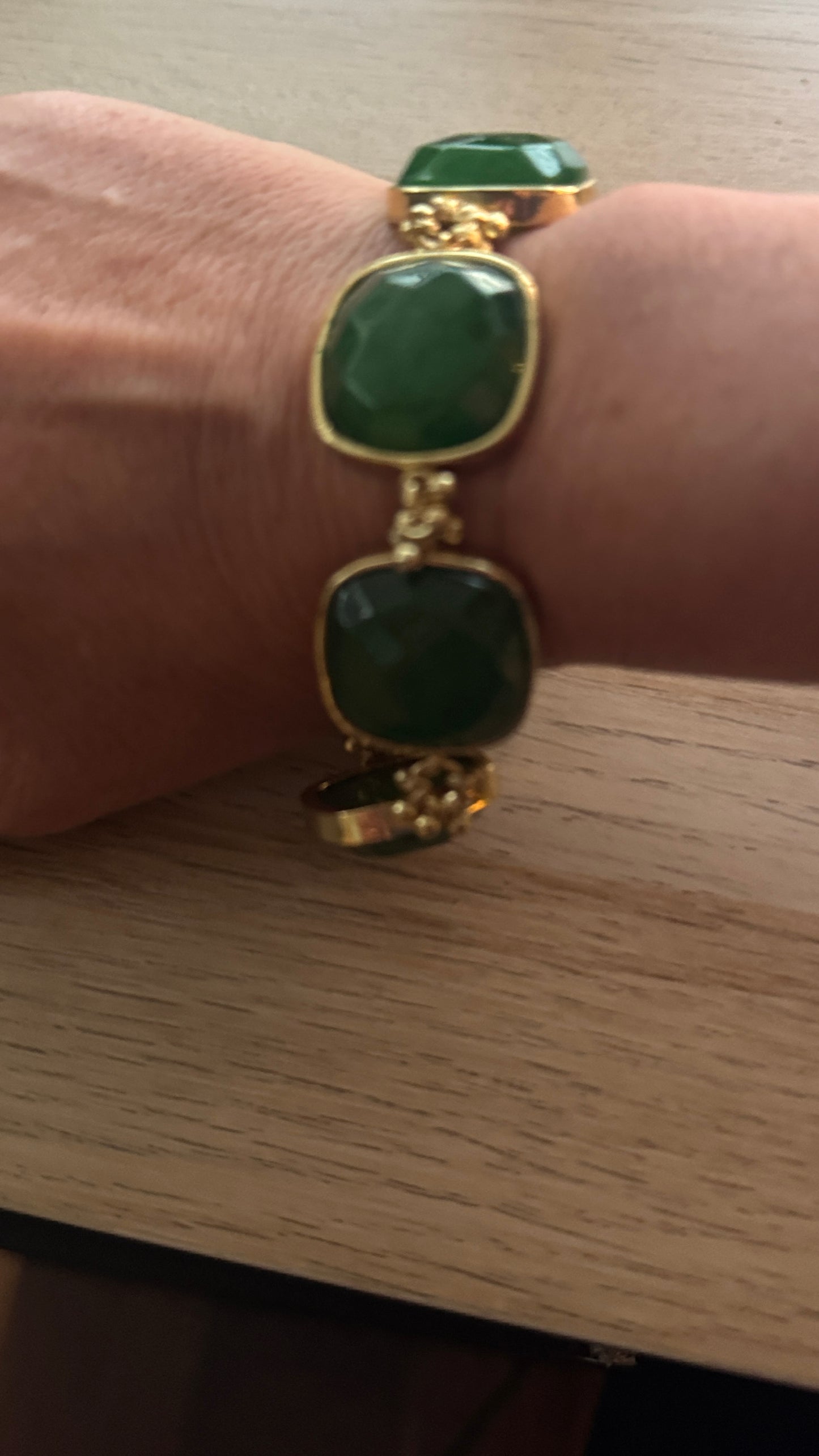 Pulsera Nia Verde - Brazalete artesanal con piedra semipreciosa verde y acabado dorado