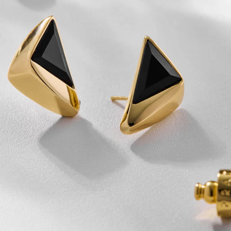 Aros Dualis dorados con ónix negro, diseño tipo botón moderno
Aros Dualis plateados con cuarzo cristal, estilo elegante y contemporáneo