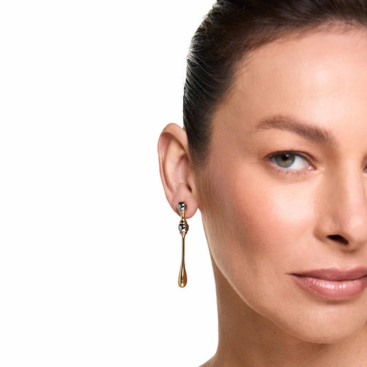 Aros Gota bañados en oro y plata, modelo mostrando diseño escultórico – Trovare Chile