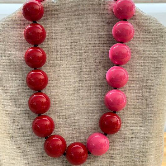 Collar Astra – Collar Artesanal en Resina Bicolor Fucsia Rojo Ultraliviano