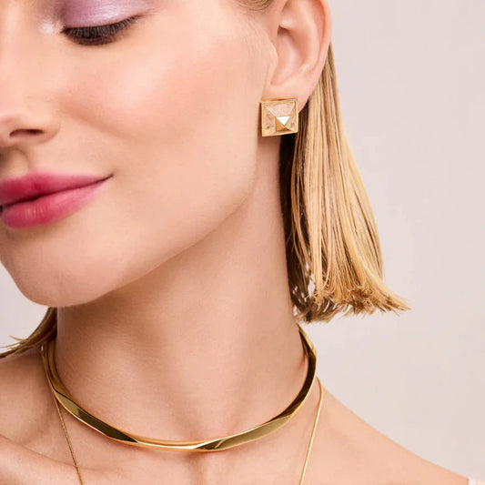 Modelo usando choker Prisma en oro 18k – Anna Prata Chile
