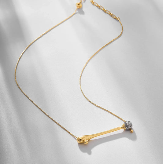 Collar Gota dorado con colgante alargado inspirado en gotas de lluvia
