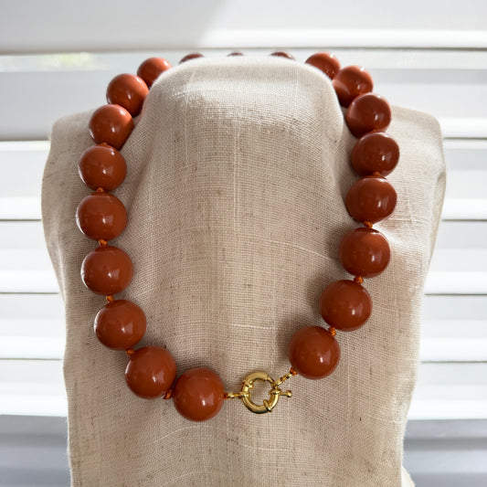 Collar hecho en Italia esferas color caramelo broche dorado