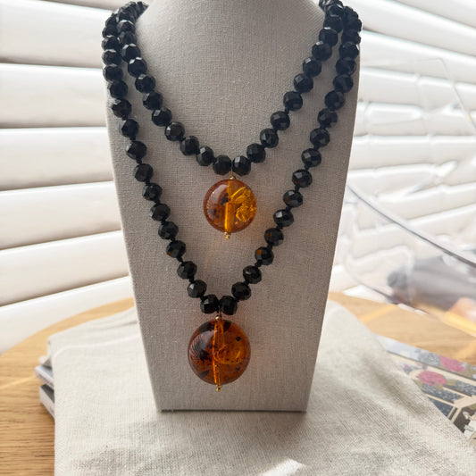 Collana Sfera – Collar Artesanal de Cristal y Resina Negro Ambar
