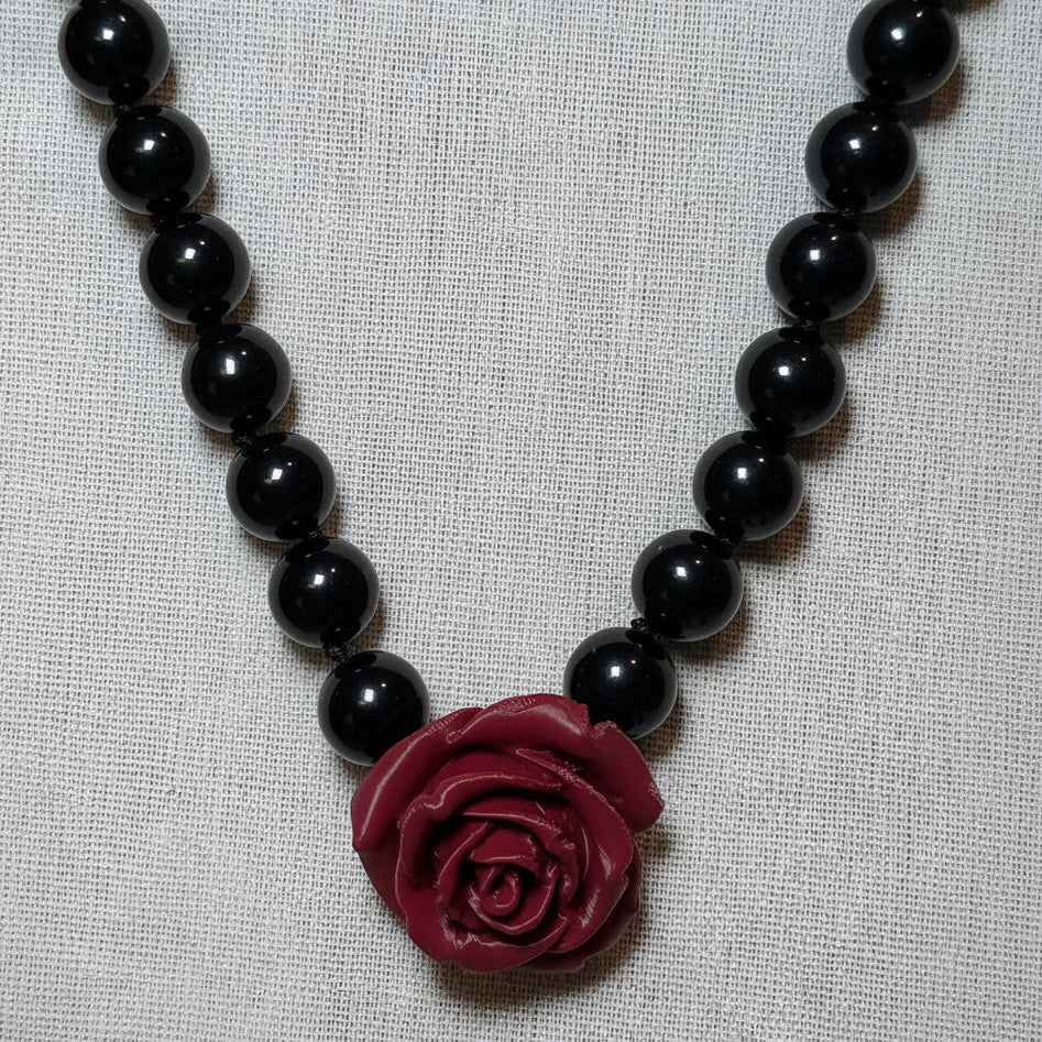 Collar Camelia Burgundy Negro Resina Italiana