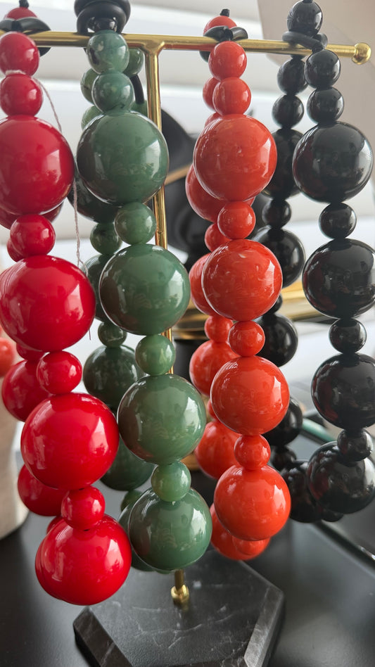 Collar Alternata – esferas de resina italiana en dos tamaños · hecho a mano en Italia