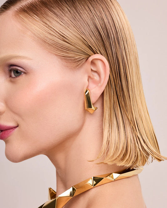 Modelo usando choker Prisma en oro 18k – Anna Prata Chile