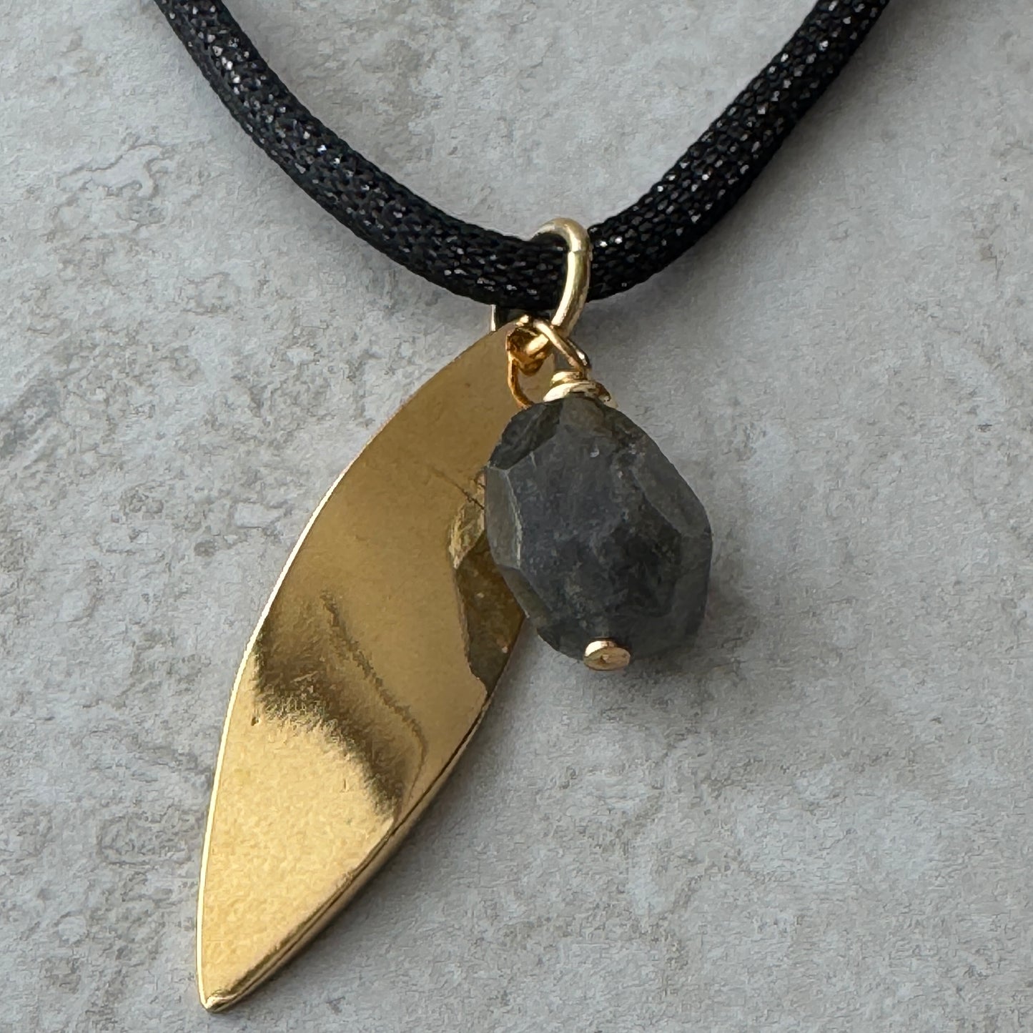 Collar Labradorita con Hoja 24k