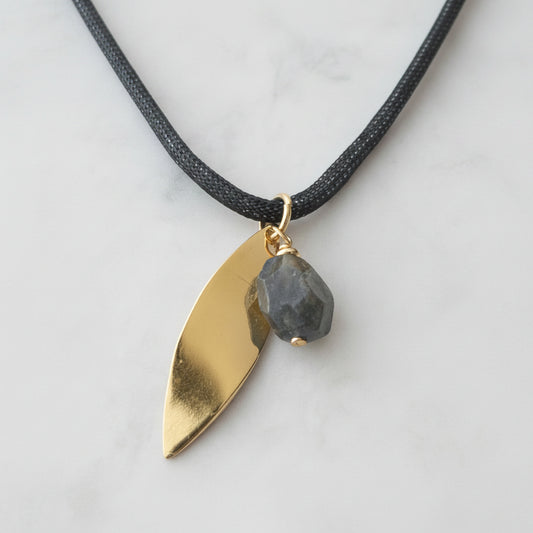 Collar labradorita con hoja baño oro 24K – Trovare Chile