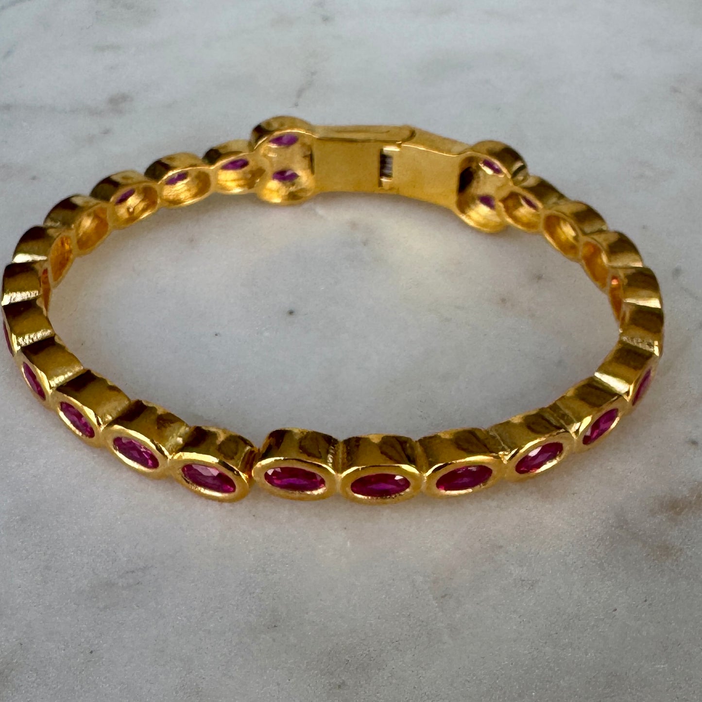 Pulsera Bangle Dorada con Cristales Pink – Hecha en Turquía