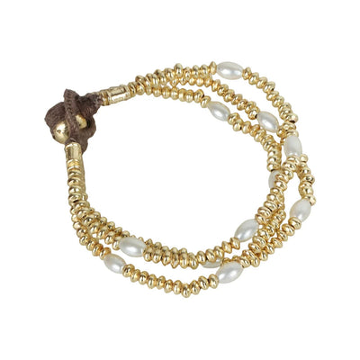 Pulsera Aahwini Perlas de House of Tuhina: tres hileras de cuentas doradas con perlas y cierre de botón, hecha a mano en India
