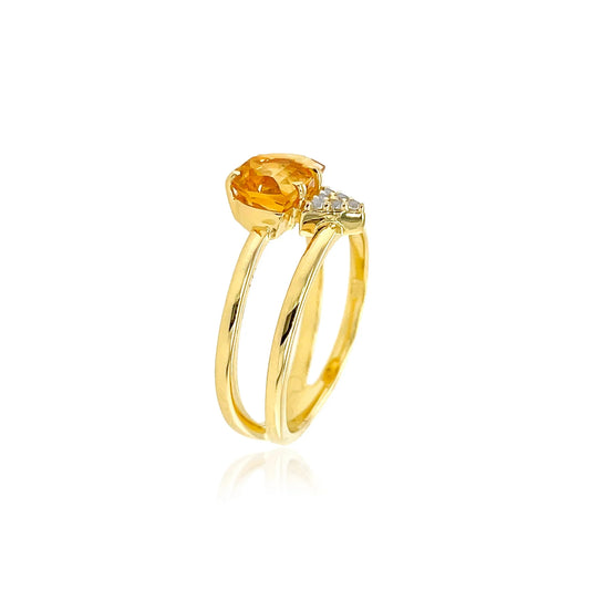 Detalle de Yellow Citrine half moon en anillo minimalista