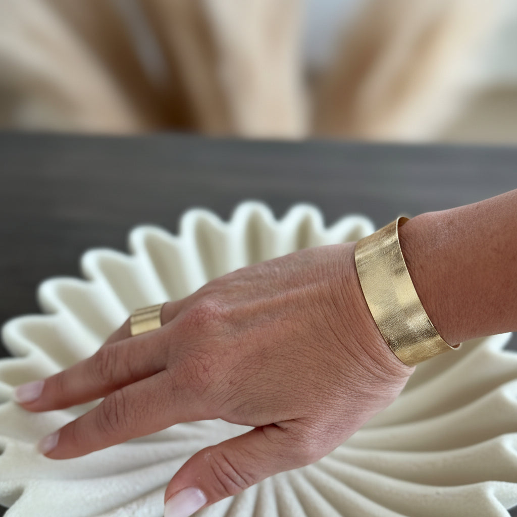 mujer con anillo y pulsera ajusatble baño oro
