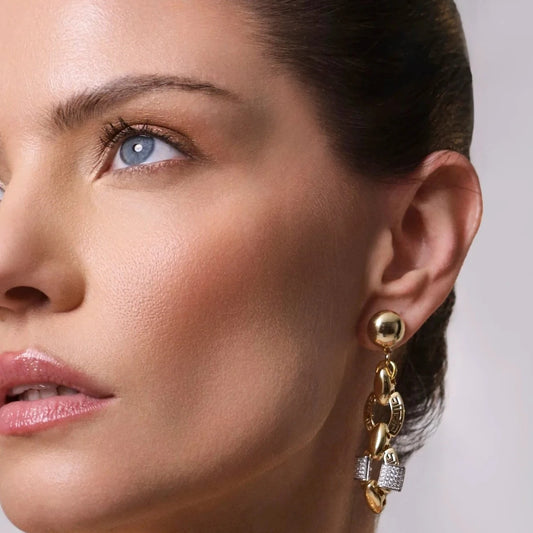 Modelo usando Aros Arona dorados semilujo con zirconia pavé, estilo elegante italiano – Trovare Chile