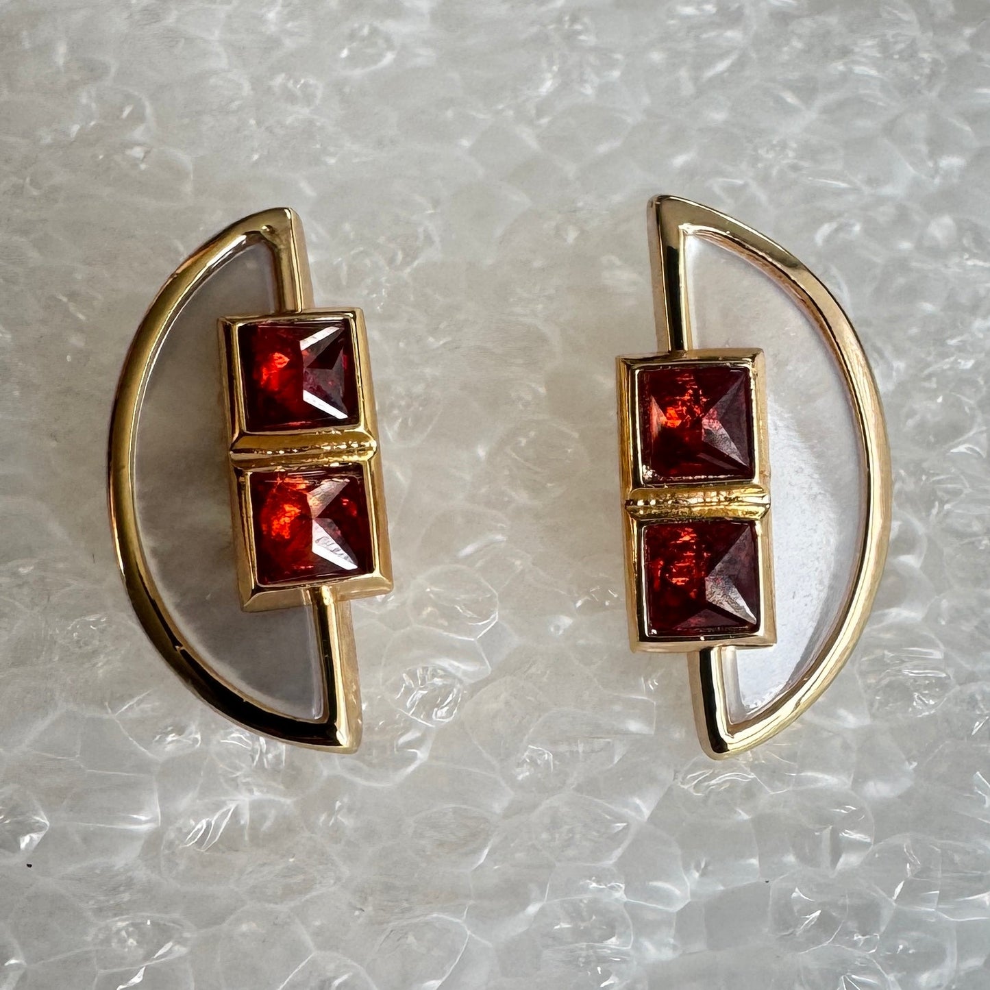 aros pequeños madre perla con cristales rojos