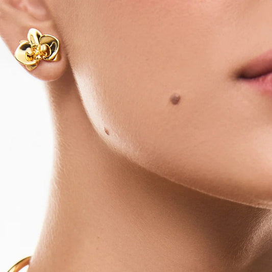 Modelo usando collar Cacto Chain bañado en oro 18k – Anna Prata Chile