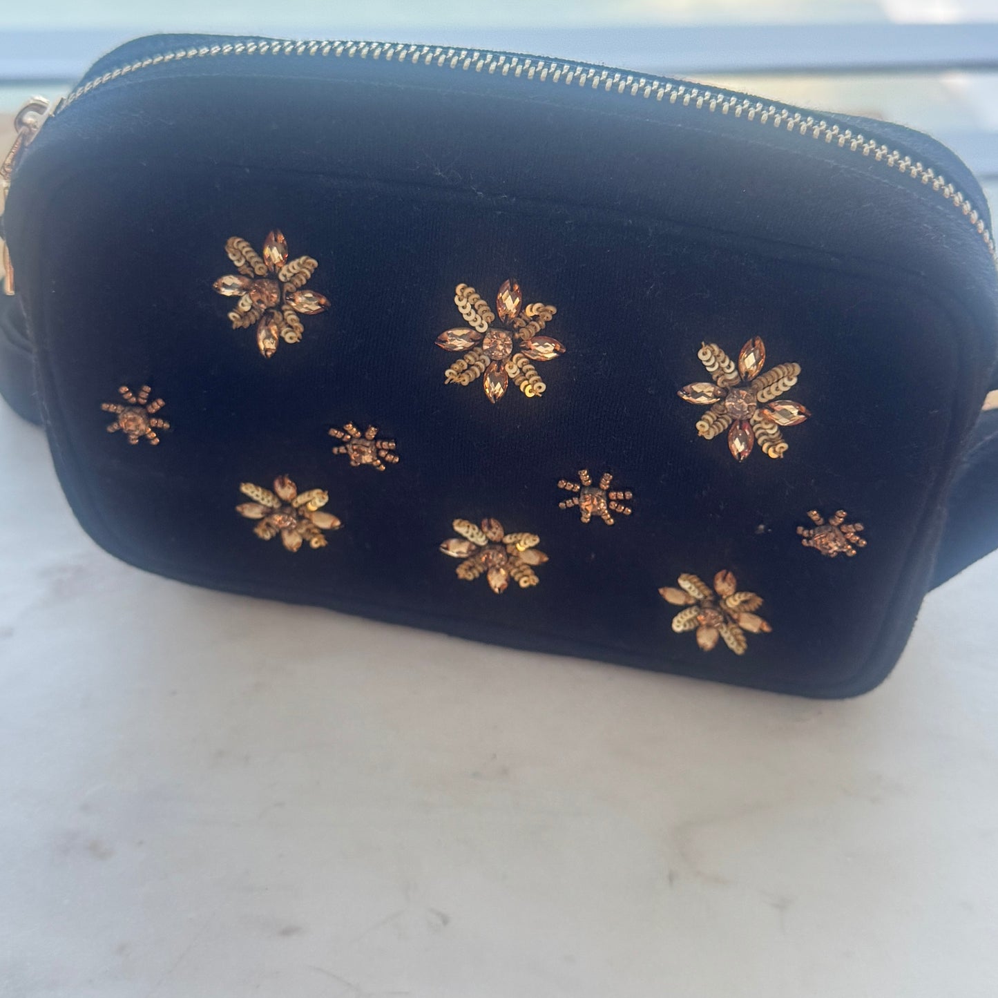 cartera negra bordada cristales dorados