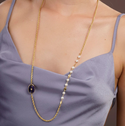 Detalle del Mini Inspire Necklace con piedra sodalita azul – Trovare Chil