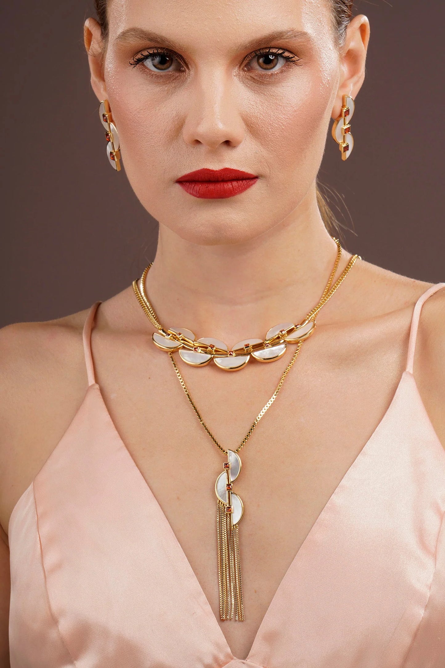 Modelo usando collar Connection Fringe con nácar blanco – Trovare Chile