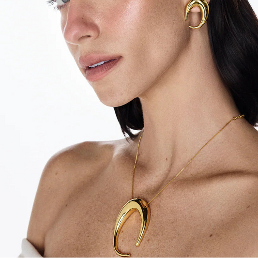 mujer usando collar y aros modelo savia año de oro de Anna Prata