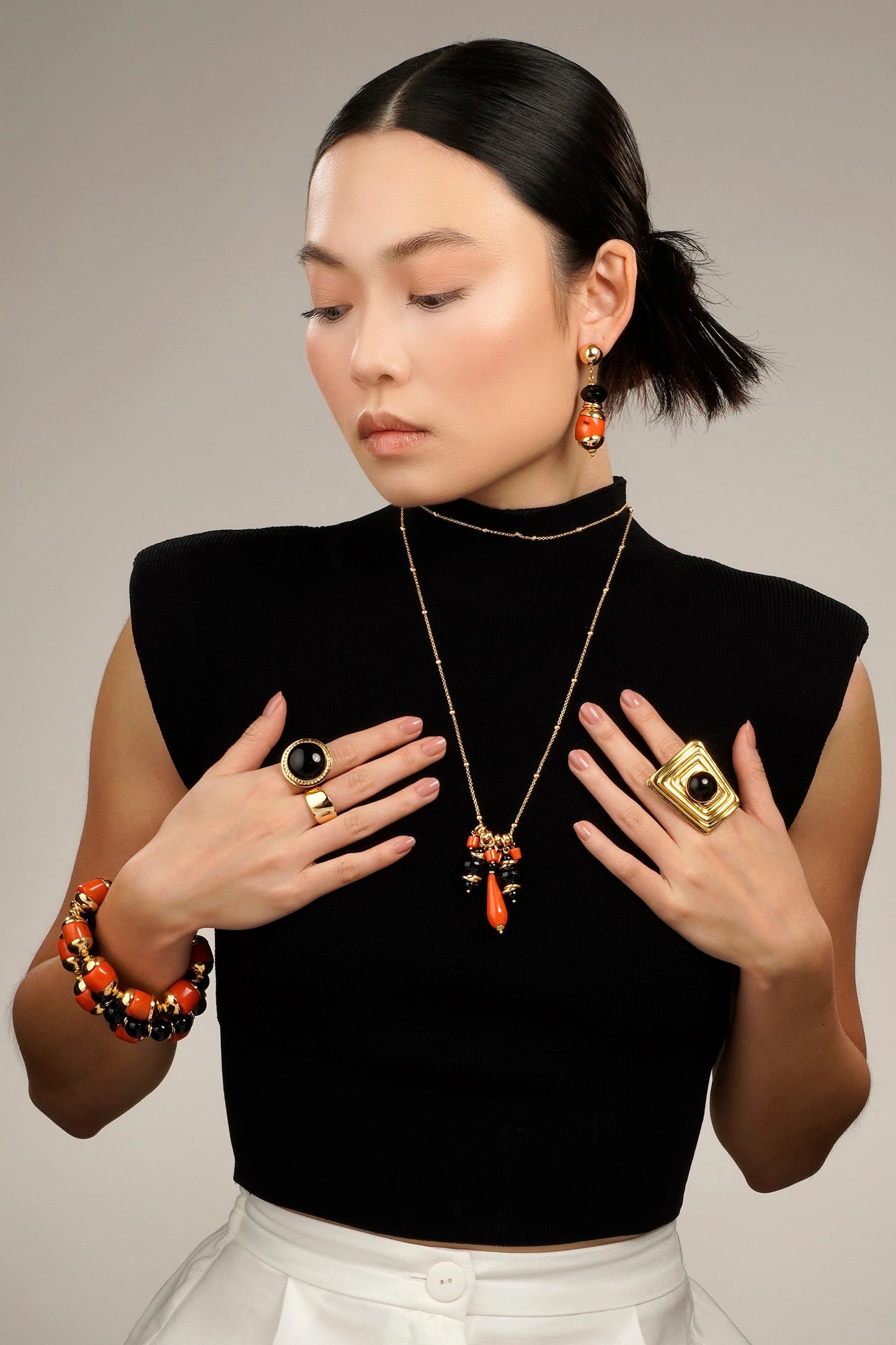 collar largo negro con naranjo baño de oro