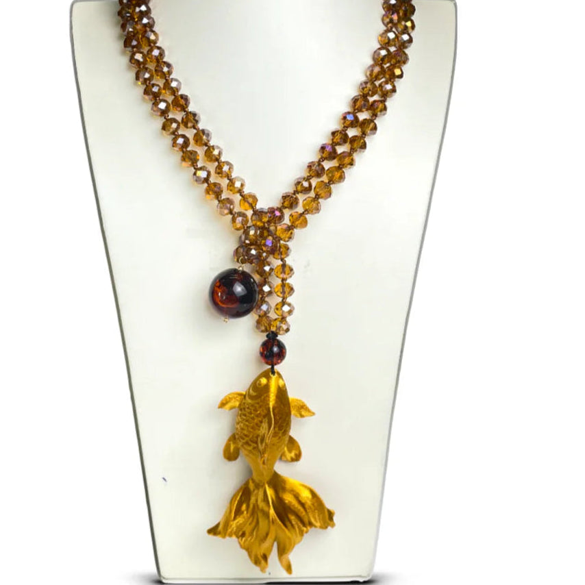 collar dorado con cristales y resina