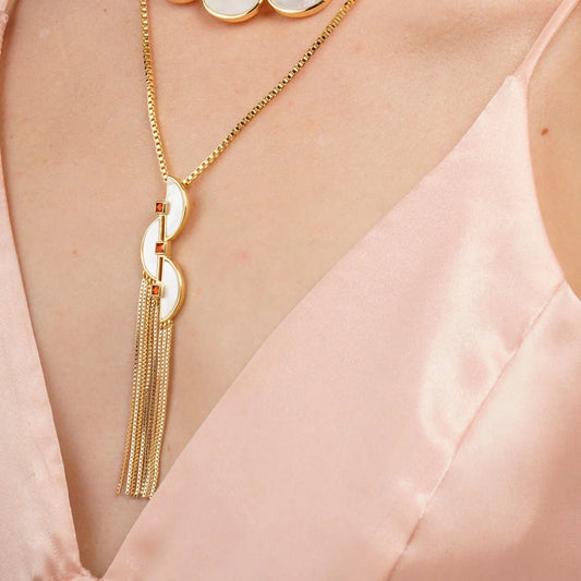 Detalle del Collar Connection Fringe con flecos dorados y nácar – Trovare Chile