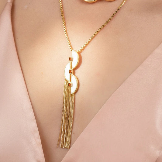 Detalle del Collar Connection Fringe con flecos dorados y nácar – Trovare Chile