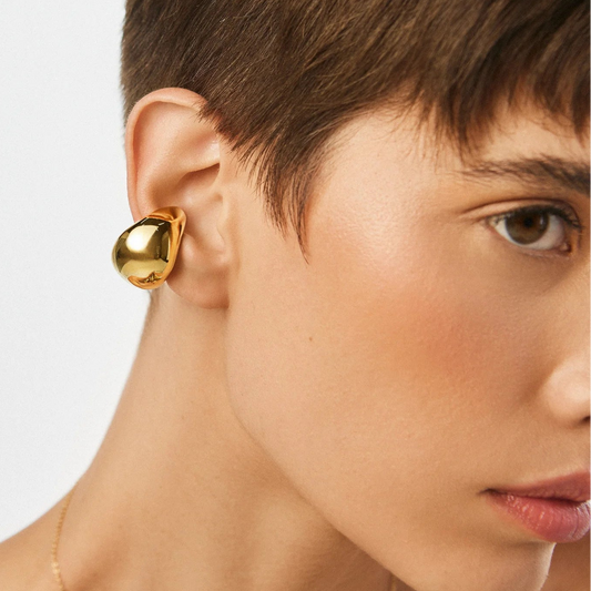 Modelo usando piercing Clarear en oro 18k – Anna Prata Chile