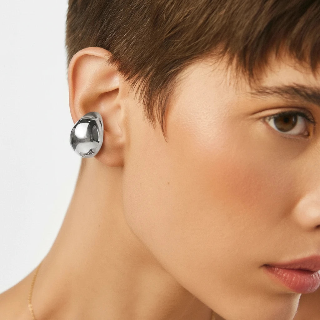 Modelo usando piercing Clarear en oro 18k – Anna Prata Chile
