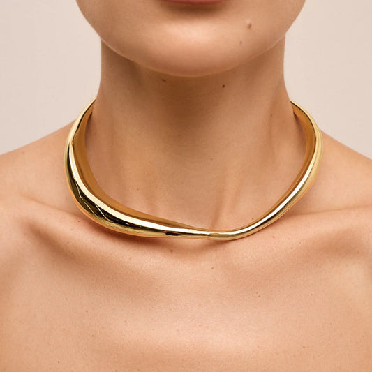 Modelo usando choker Hanna Essencial en oro 18k – Anna Prata | Trovare Chile