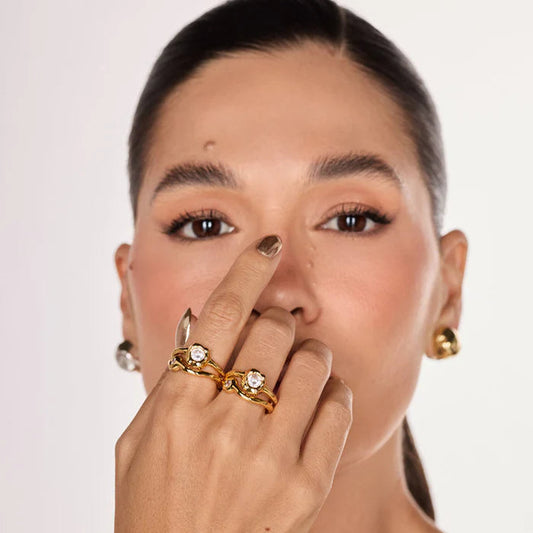 anillo elegante con zirconia diseño moderno organico mujer