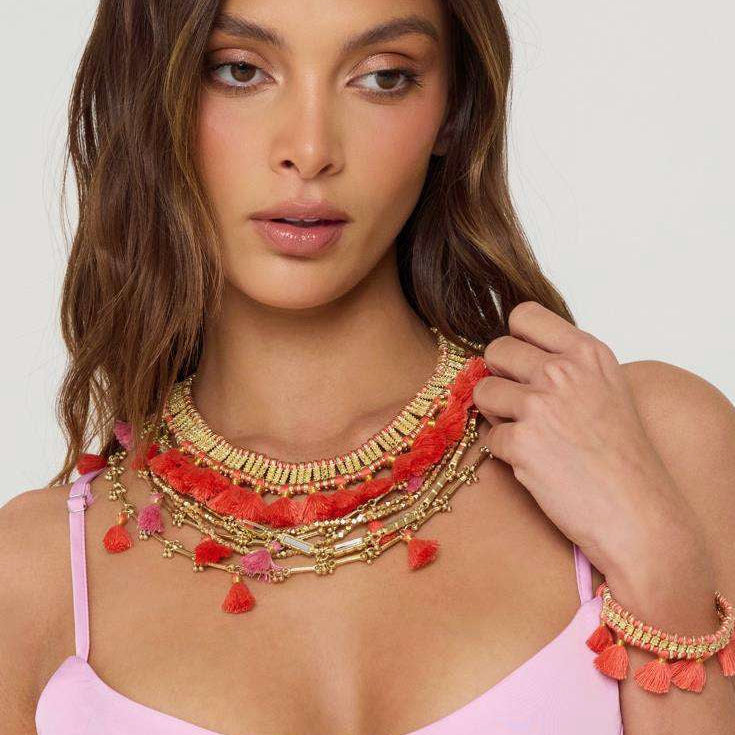 mujer con pulsera tassel