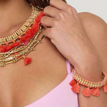 mujer con pulsera tassel